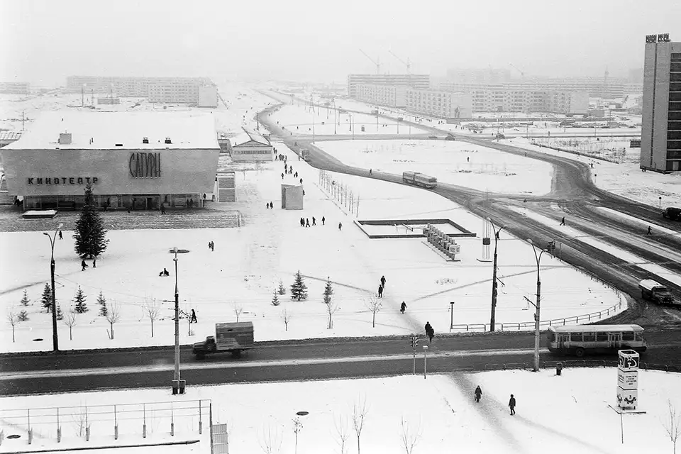 елка новогодняя около кинотеатра Сатурн