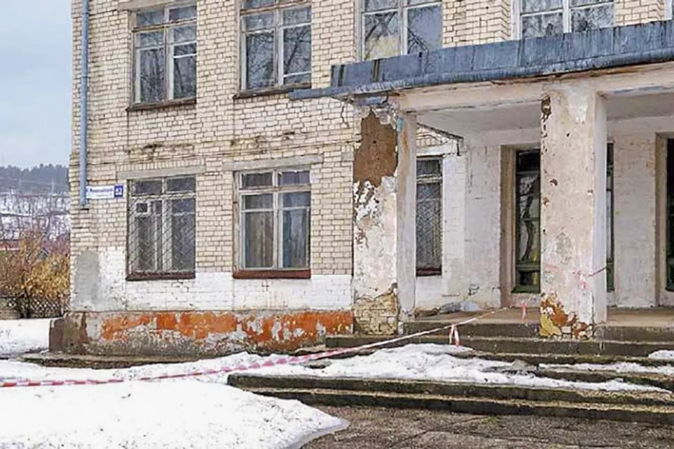 аварийное здание школы в Федоровке