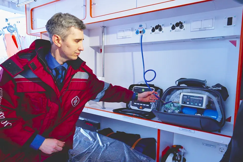 дефибриллятор в автомобиле скорой помощи