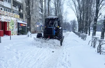 расчистка снега на тротуаре по улице Мира
