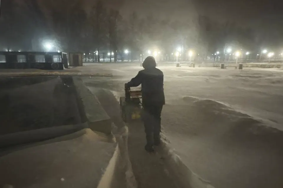 снег уборка зеленстрой расчистка снега в парке