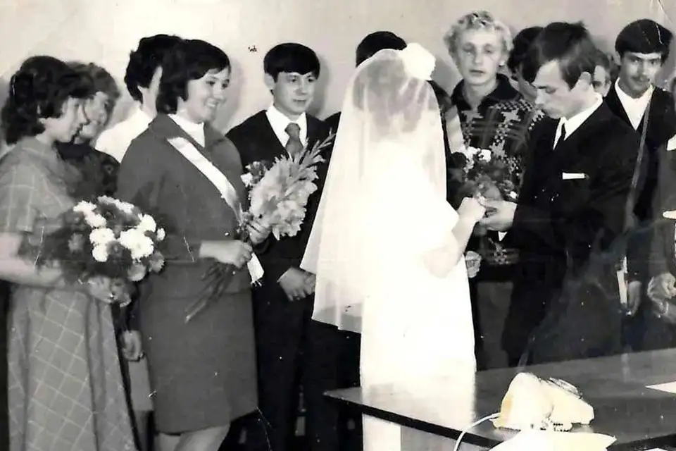 свадьба жених и невеста одевают кольца