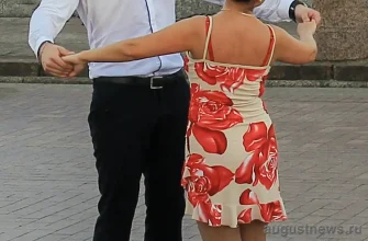 молодые люди танцуют