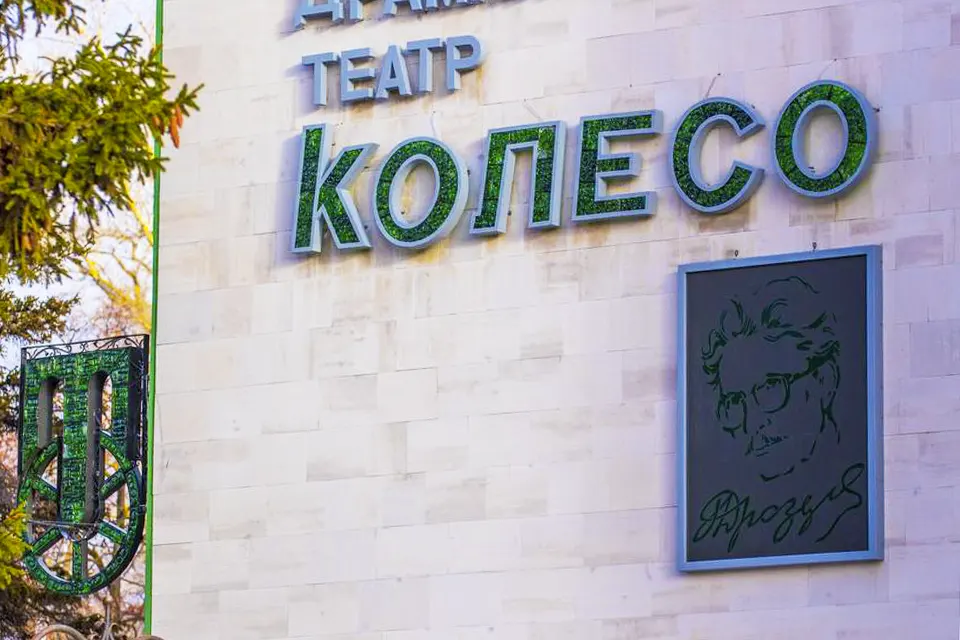 потрет Глеба Дроздова на стене театра Колесо