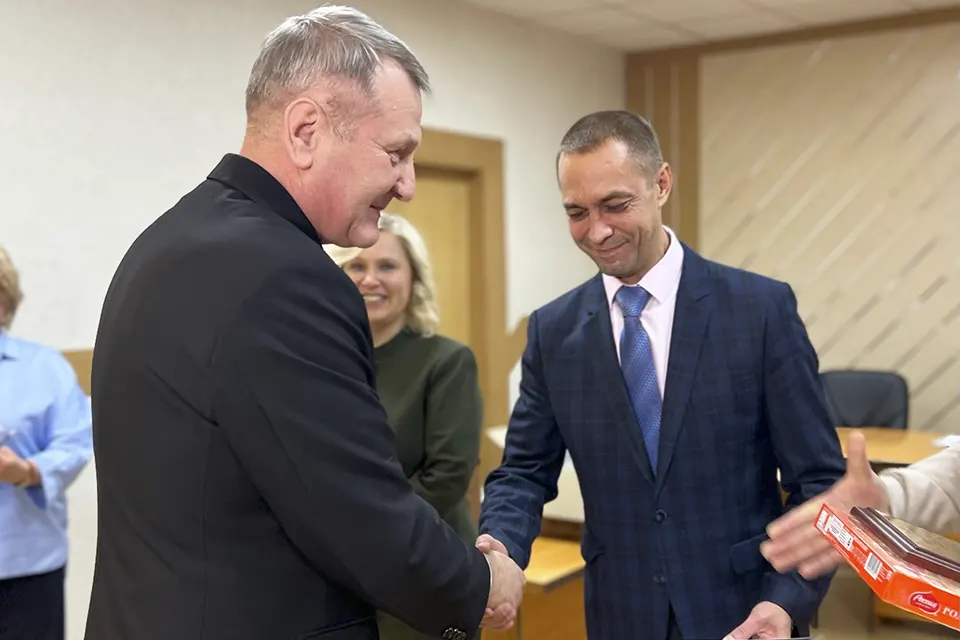 награждение сотрудника ТОАЗа