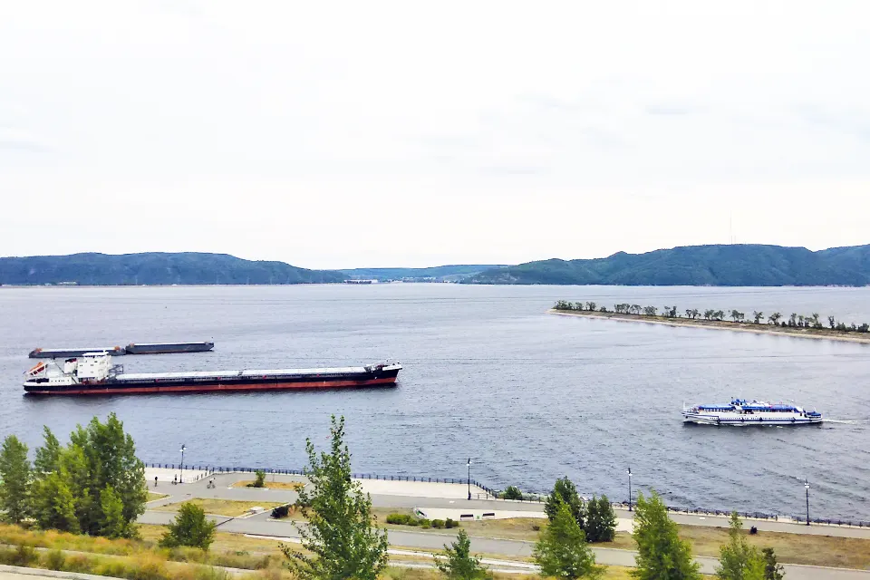 вид на Волгу и Жигулевские горы с набережной Комсомольского района