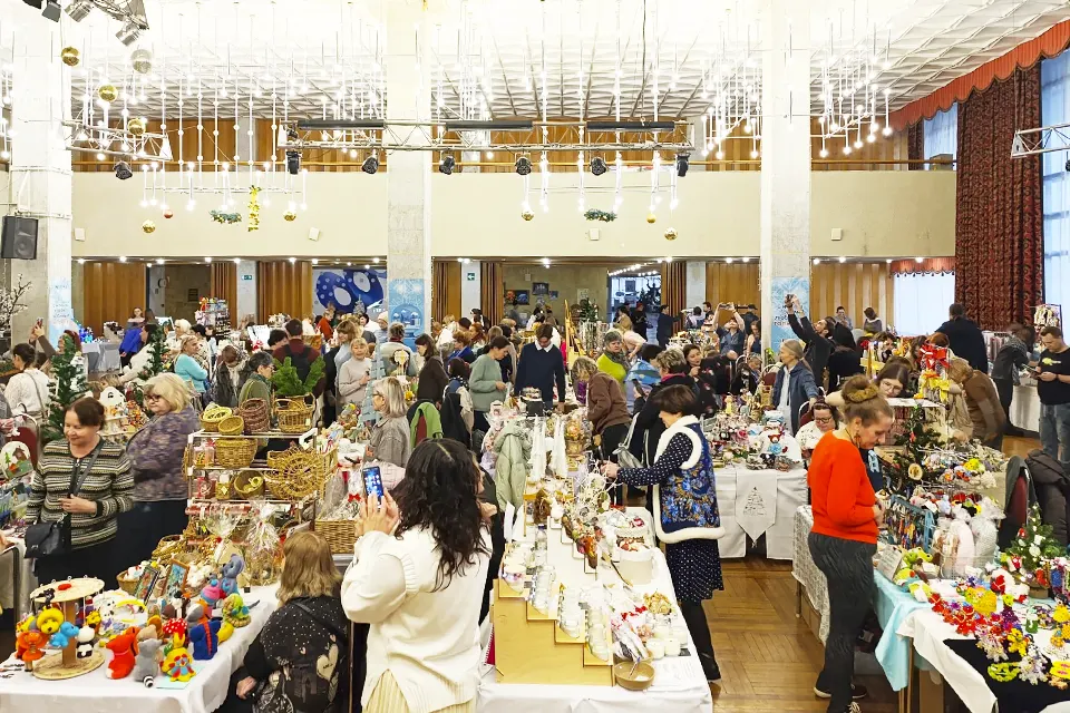 ярмарка золотые руки люди изделия горожане на ярмарке Золотые руки