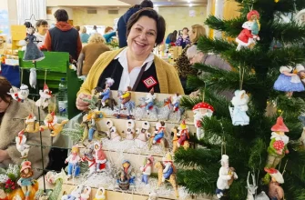 мастер продает изделия ручной работы на ярмарке