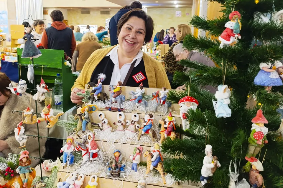 мастер продает изделия ручной работы на ярмарке