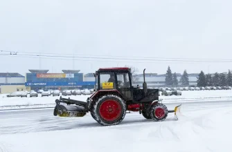 трактор убирает снег на Южном шоссе