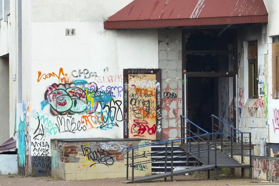 вход в заброшенное здание на улице Юбилейной 31з
