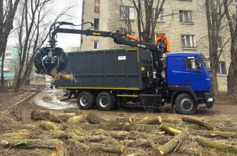 ломовоз загружает бревна