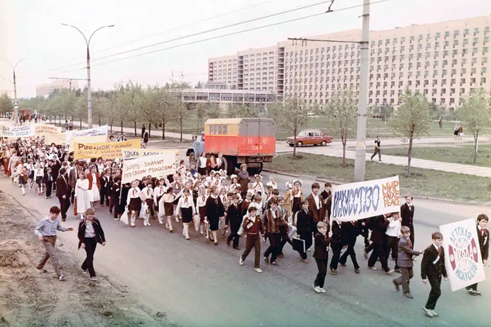 дети идут по улице Революционной