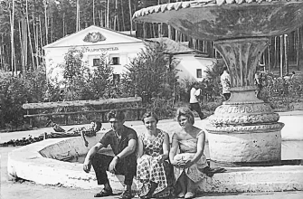 парень и две девушке на фонтане в Портпоселке