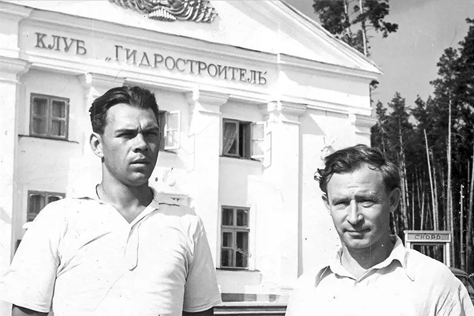 на фоне клуба Гидростроитель