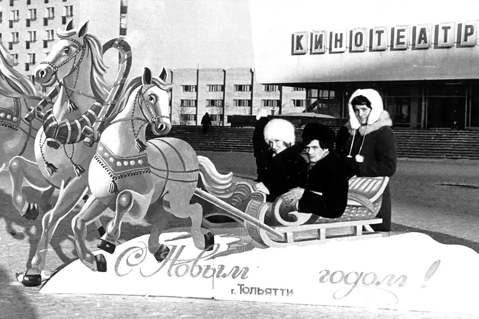 фото на фоне кинотеатра Сатурн