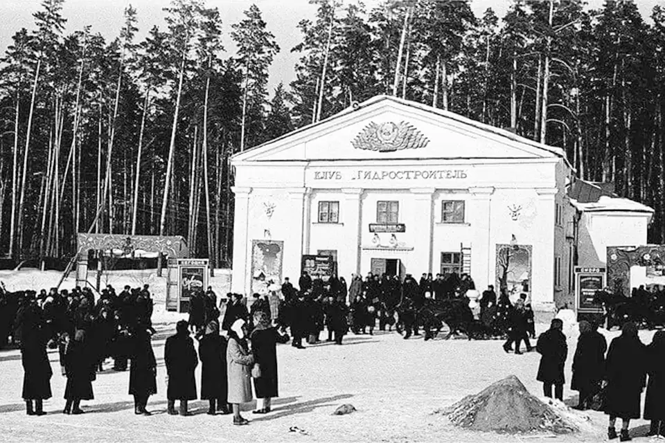 жители Тольятти пришли на фильм в клуб Гидростроитель