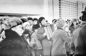 люди празднуют на площадке перед Сатурном