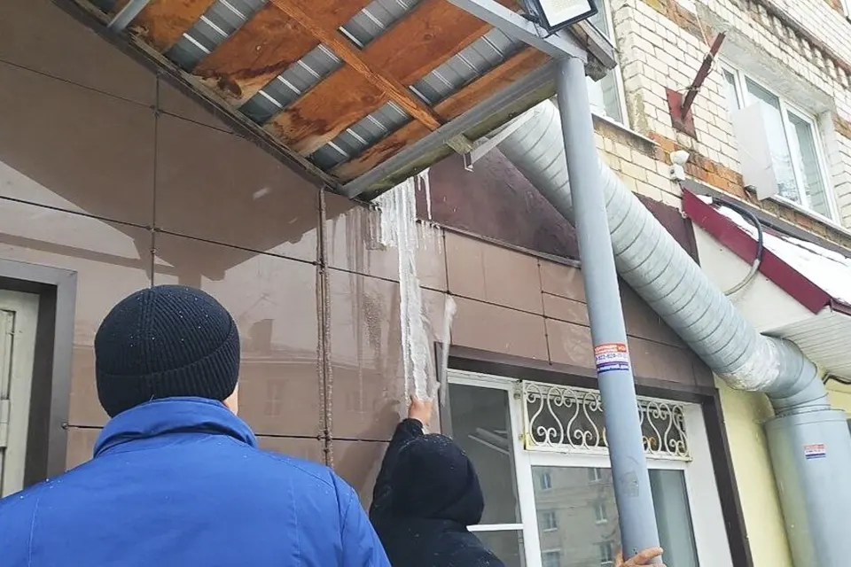 гжи проверка наледь соссулька дом сосульки на козырьке подъезда