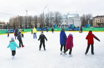 дети катаются на катке на площади Свободы