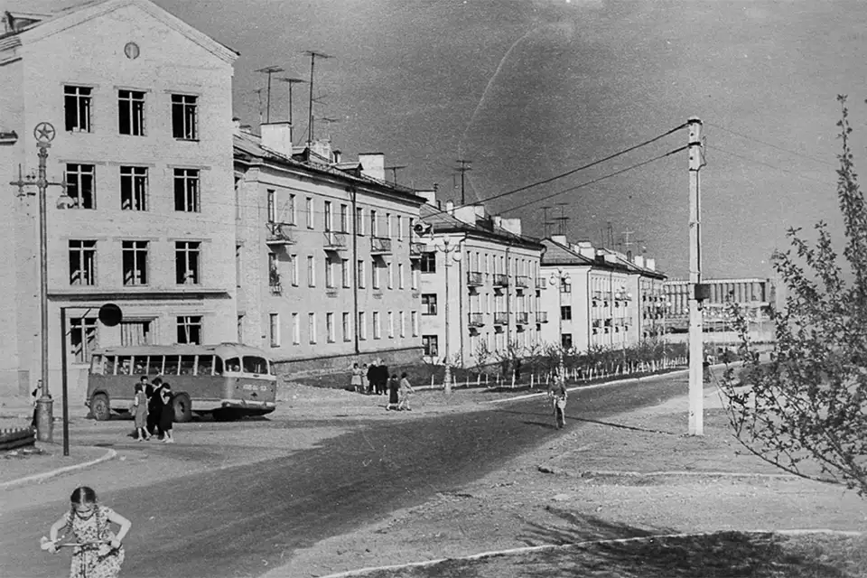 Улица Коммунистическая. Слева почтовое отделение № 12, справа на дальнем плане элеватор.