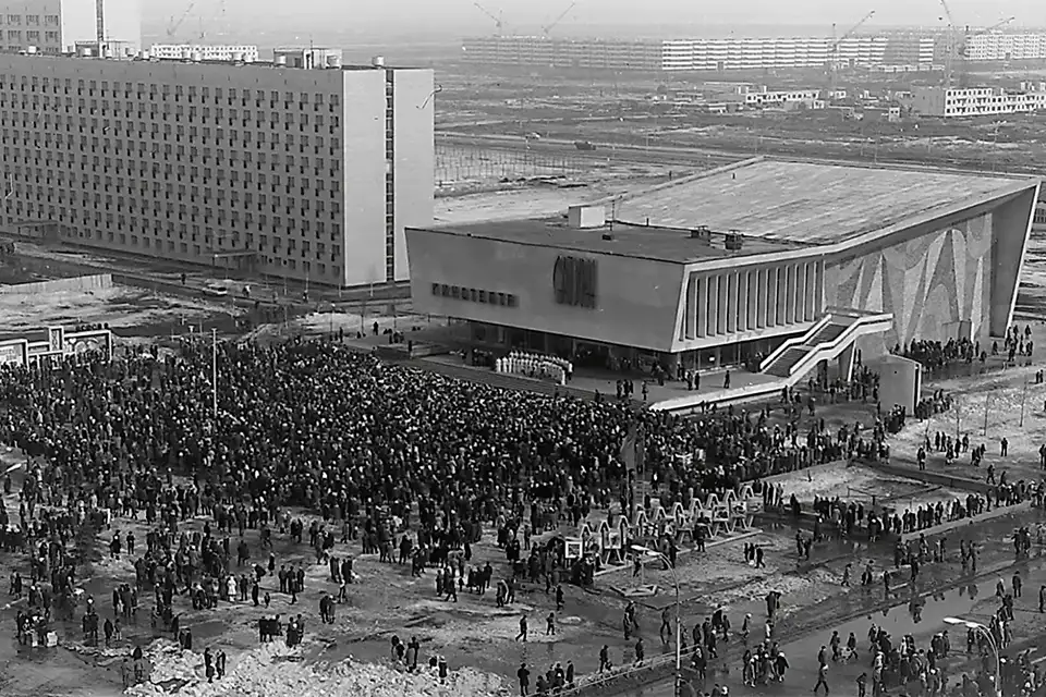 концерт около кинотеатра Сатурн