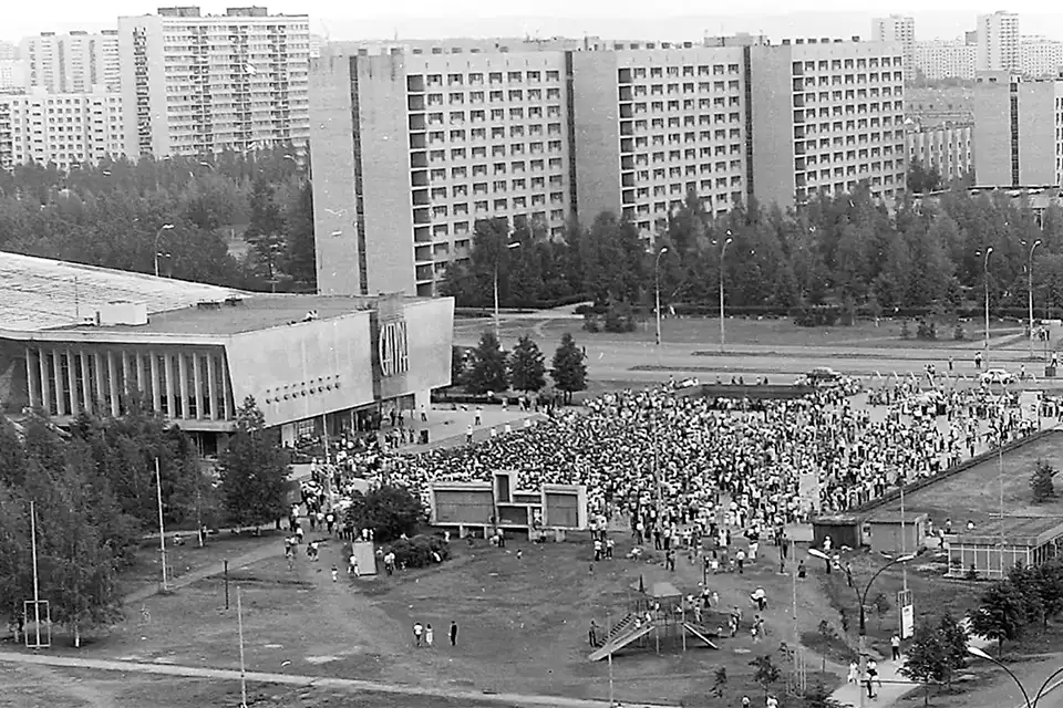 люди пришли на концерт перед сатурном