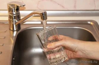 женщина наливает воду из-под крана в стакан
