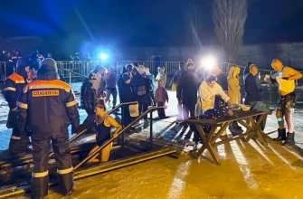 люди окунаются в прорубь