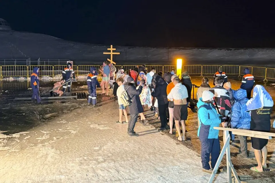 горожане совершают обряд омовения в проруби