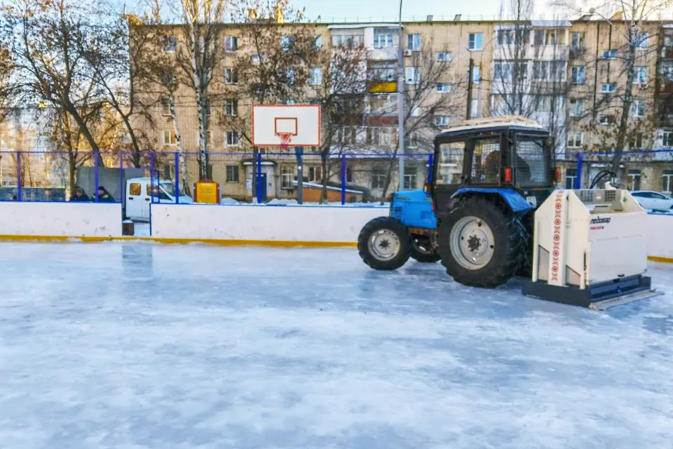 ледовар заливает каток на улице Мира 158
