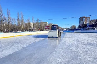 ледвар заливает каток на Центральной площади