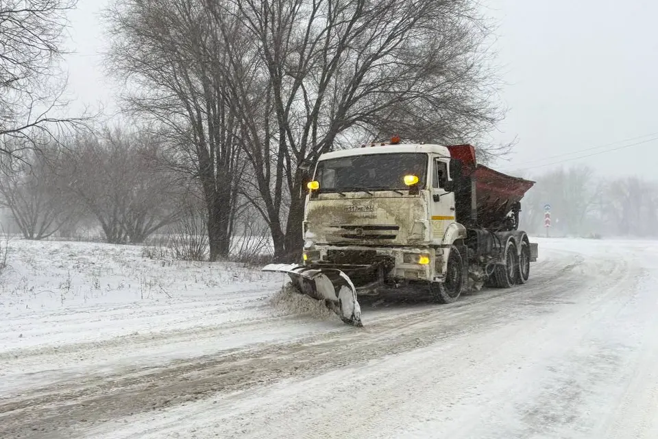 спецтехника убирает снег на трассе