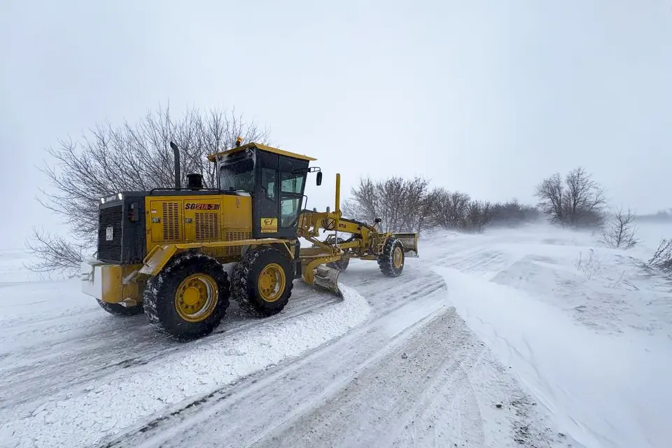 спецтехника чистит снег на дороге