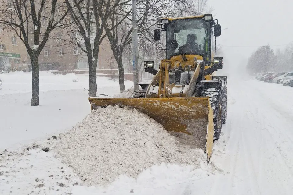 трактор убирает снег на Ленинском проспекте