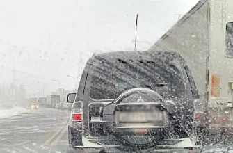 длинная пробка на зимней дороге