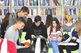 молодежь читает книги в библиотеке