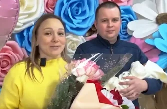 молодые родители с новорожденной