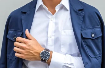 руководитель в белой рубашке и в рабочей спецовке