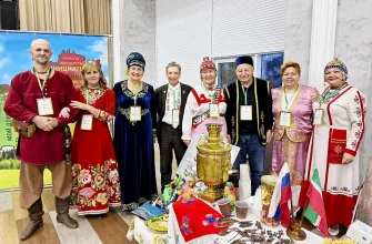 горожане разных национальностей в народных костюмах