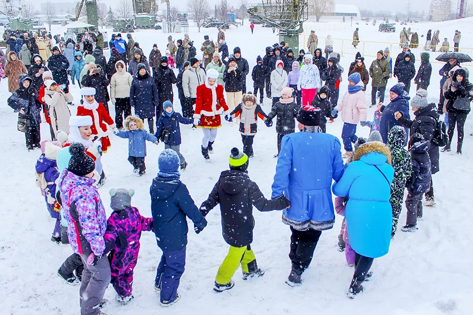 парк сахарова дети хоровод рождественские маневры хоровод на Рождественских гуляньях в парке Сахарова