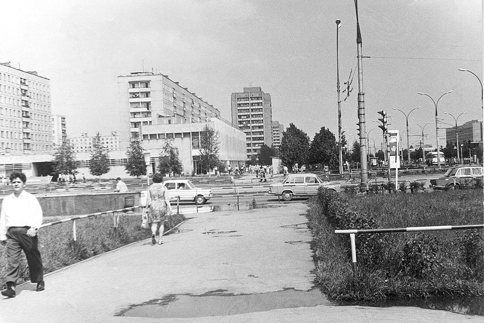 люди на улице Революционная