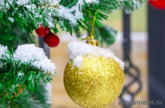 елочные игрушки на елке