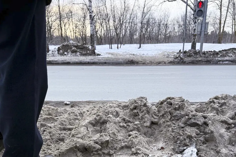 снег не чищен возле пешеходного перехода