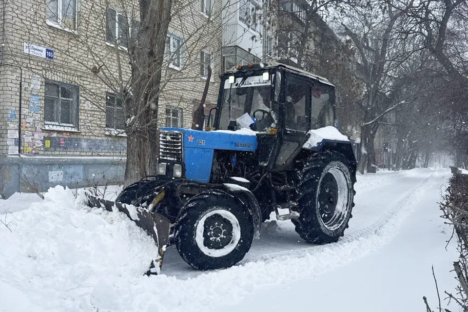 снег уборка трактор ленина 103 трактор расчищает снег возле дома на улице Ленина