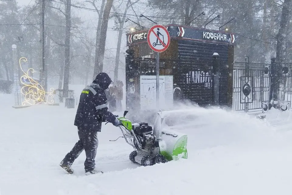 уборка снега на улице Мурысева