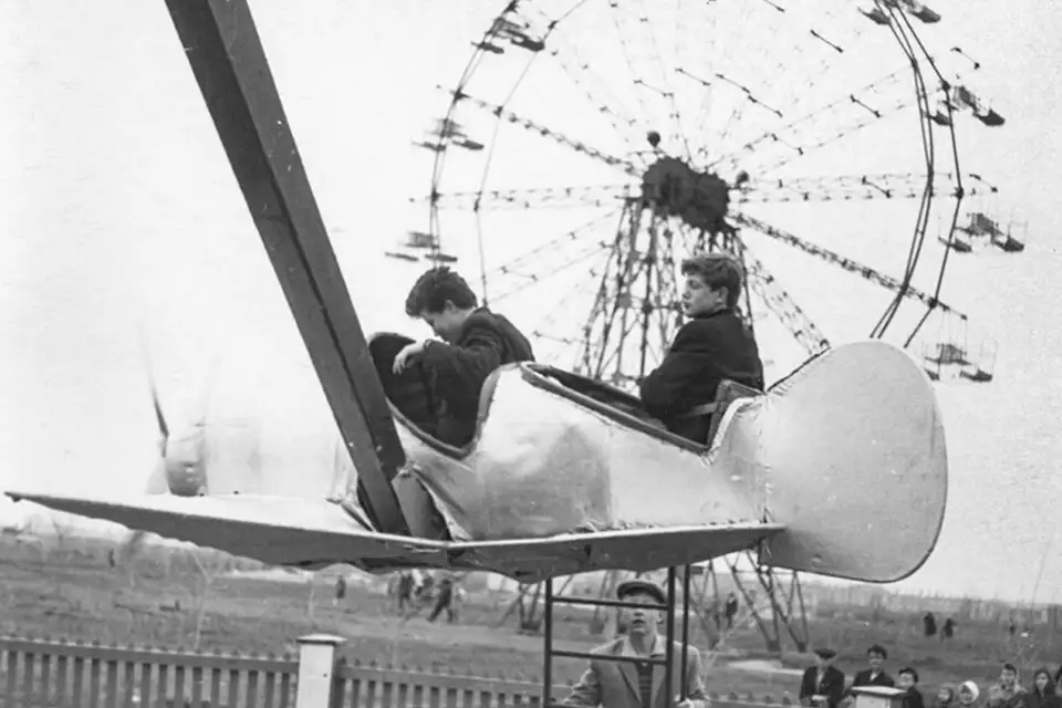 центральный парк аттракцион самолет старое фото аттракцион самолет в центральном парке тольятти