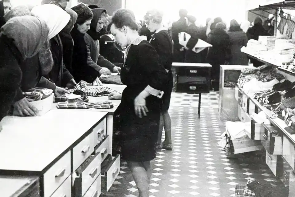 две продавщицы в универмаге Рубин