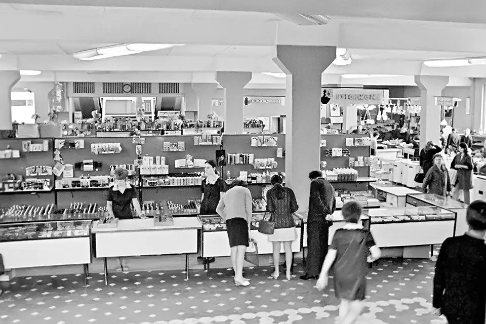 отдел парфюмерии в универмаге рубин