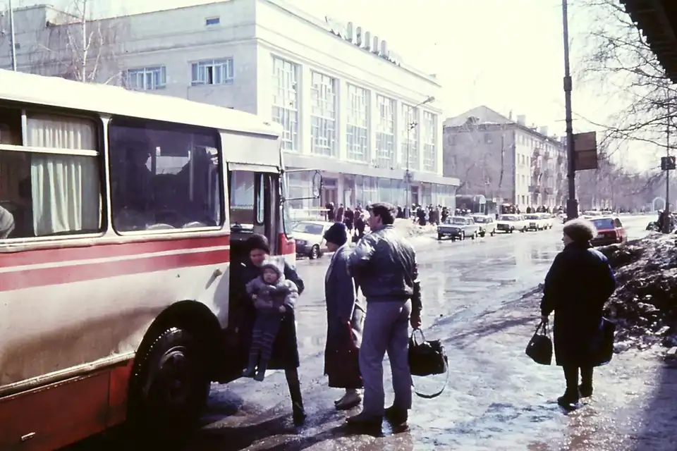 остановка напротив универмага Рубин